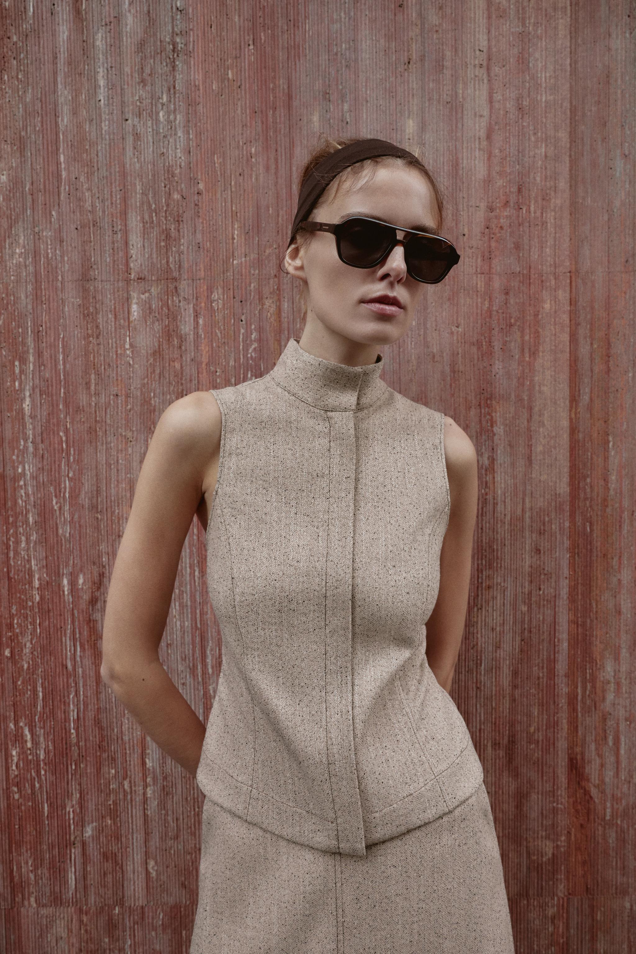 TOP SANS MANCHES À COL MONTANT